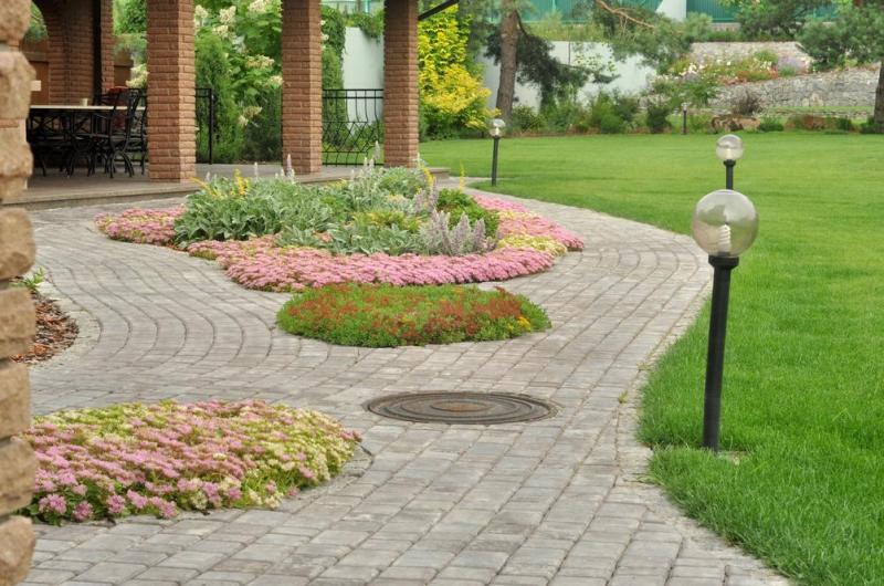 Un am&eacute;nagement paysager &agrave; Verny pour rehausser la valeur de votre terrain