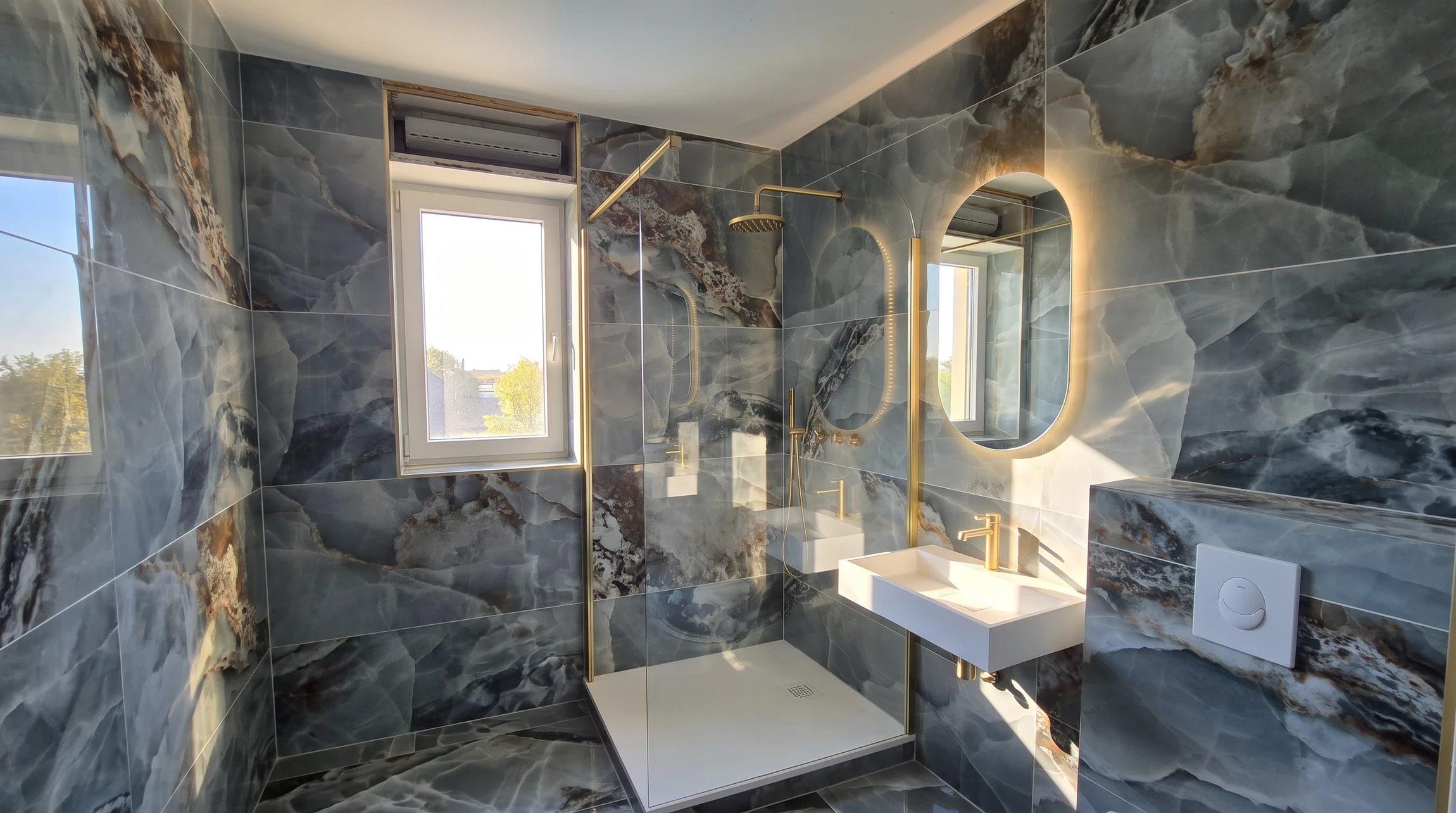 Salle de bain moderne haut de gamme avec douche à l'italienne vitrée, meuble vasque suspendu en bois texturé, miroir rétroéclairé LED
