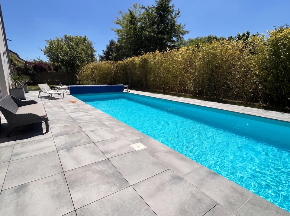 Chantier de terrassement en extérieur sous ciel bleu