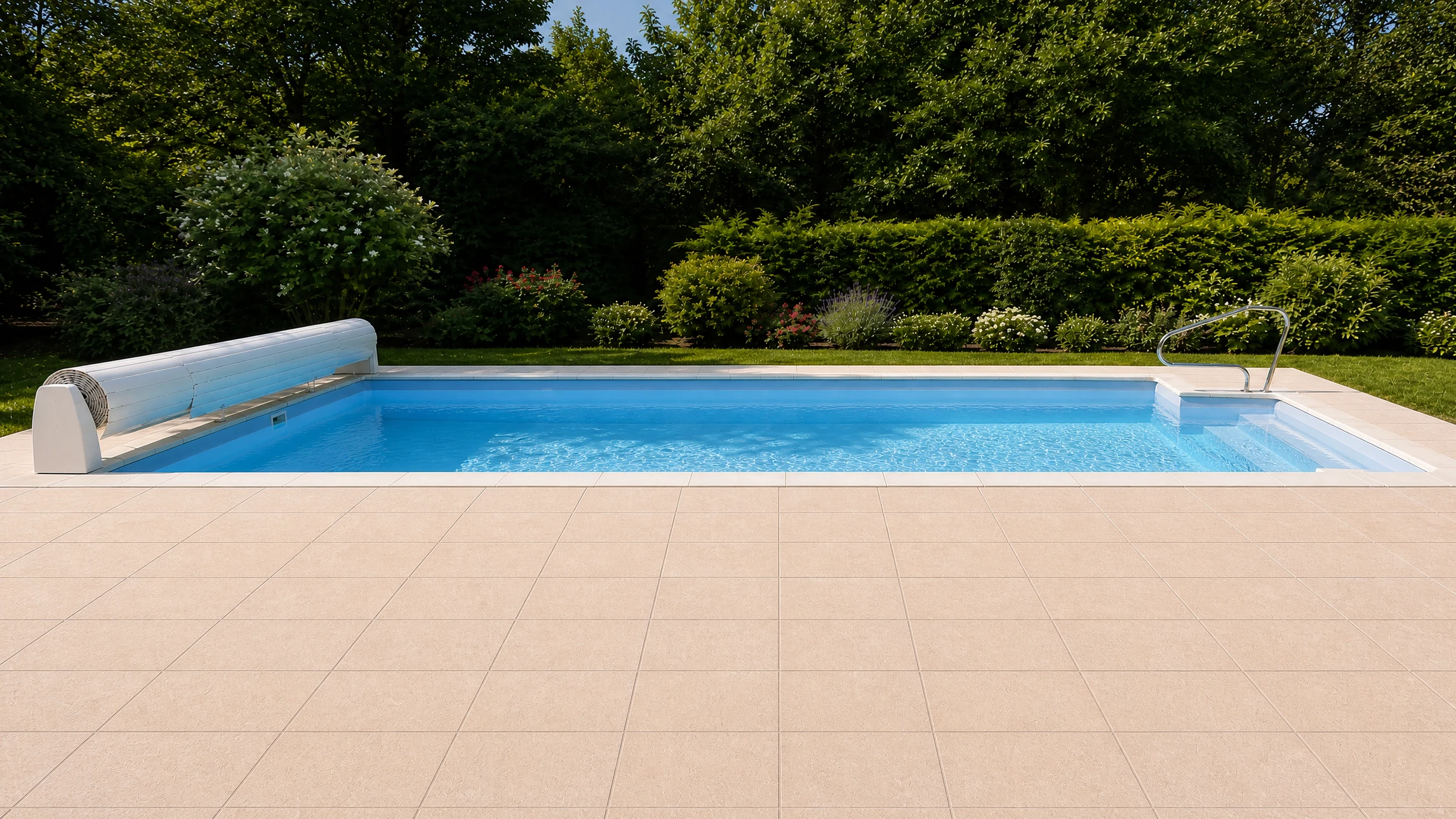 Piscine creusée extérieure de forme libre avec eau bleue cristalline, entourée d'une terrasse en pavés de béton beiges disposés en motif courbe